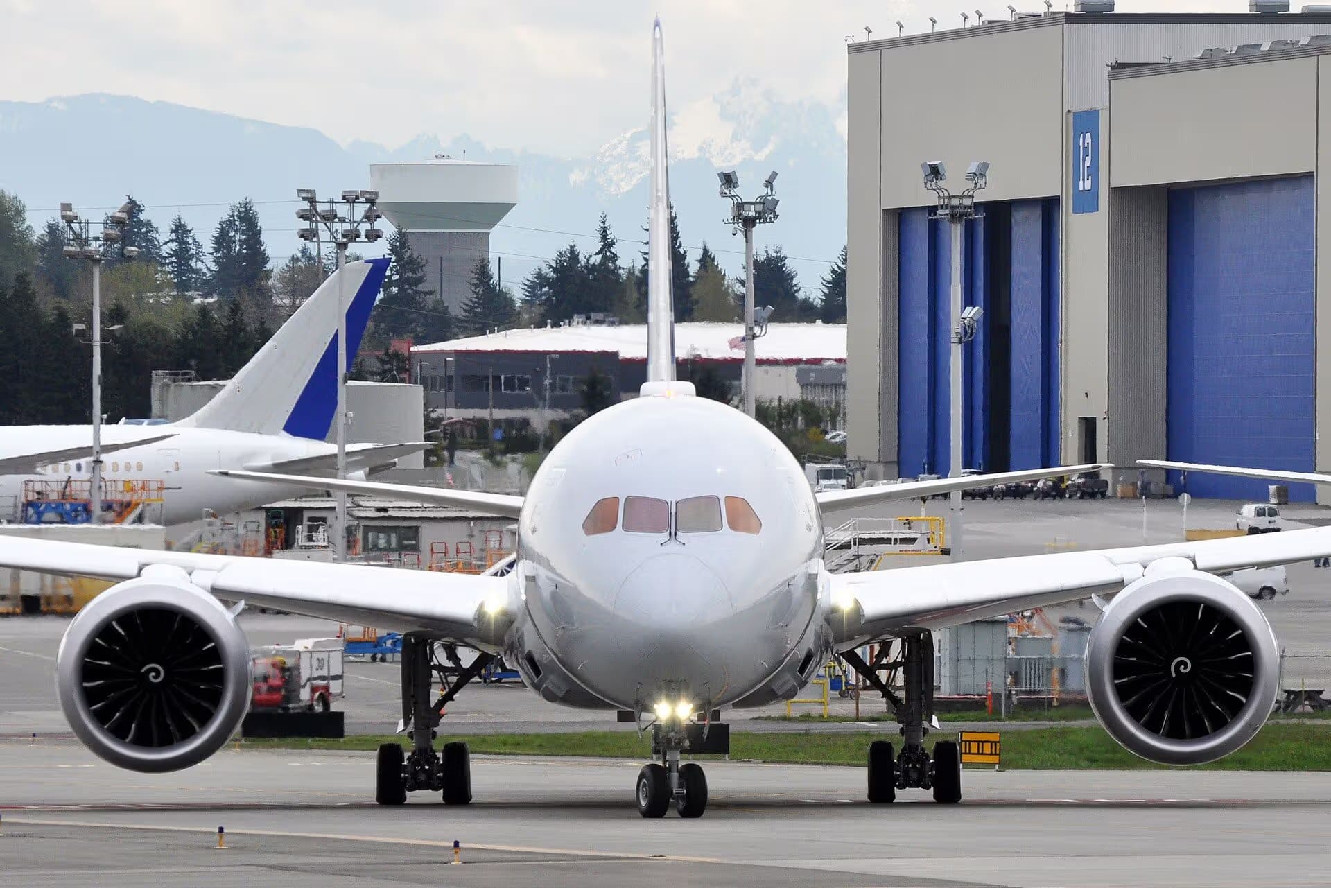 N805AN — Twin-engine aircraft