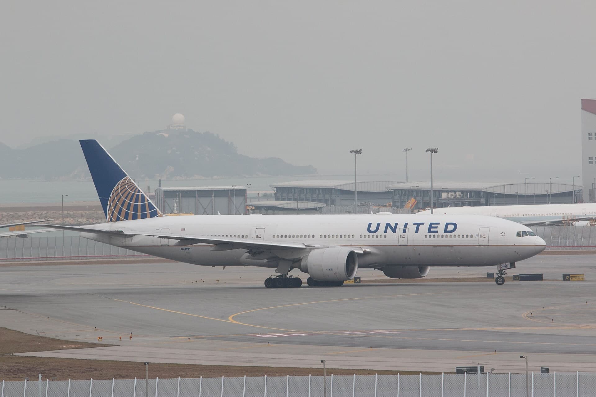 N74007 — Twin-engine aircraft