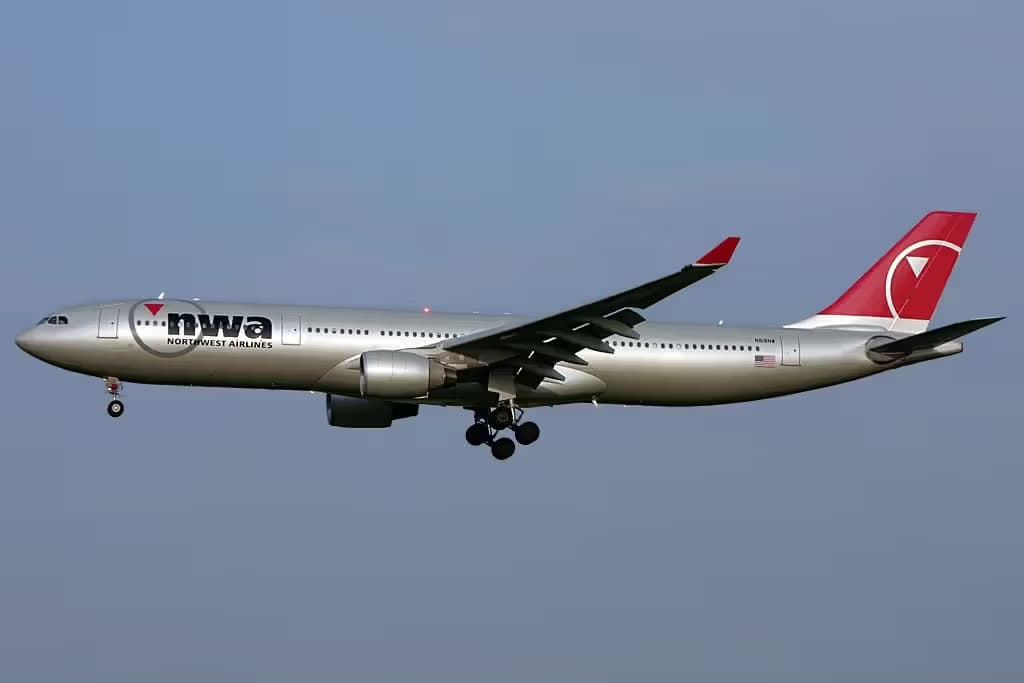 N818NW — Twin-engine aircraft