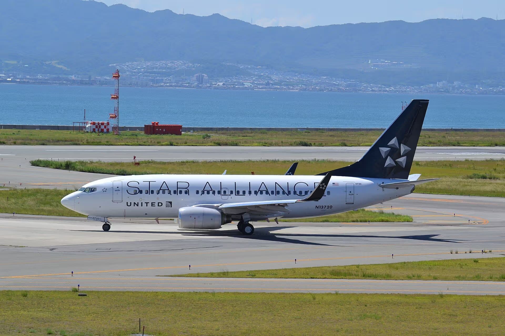 N13720 — Boeing