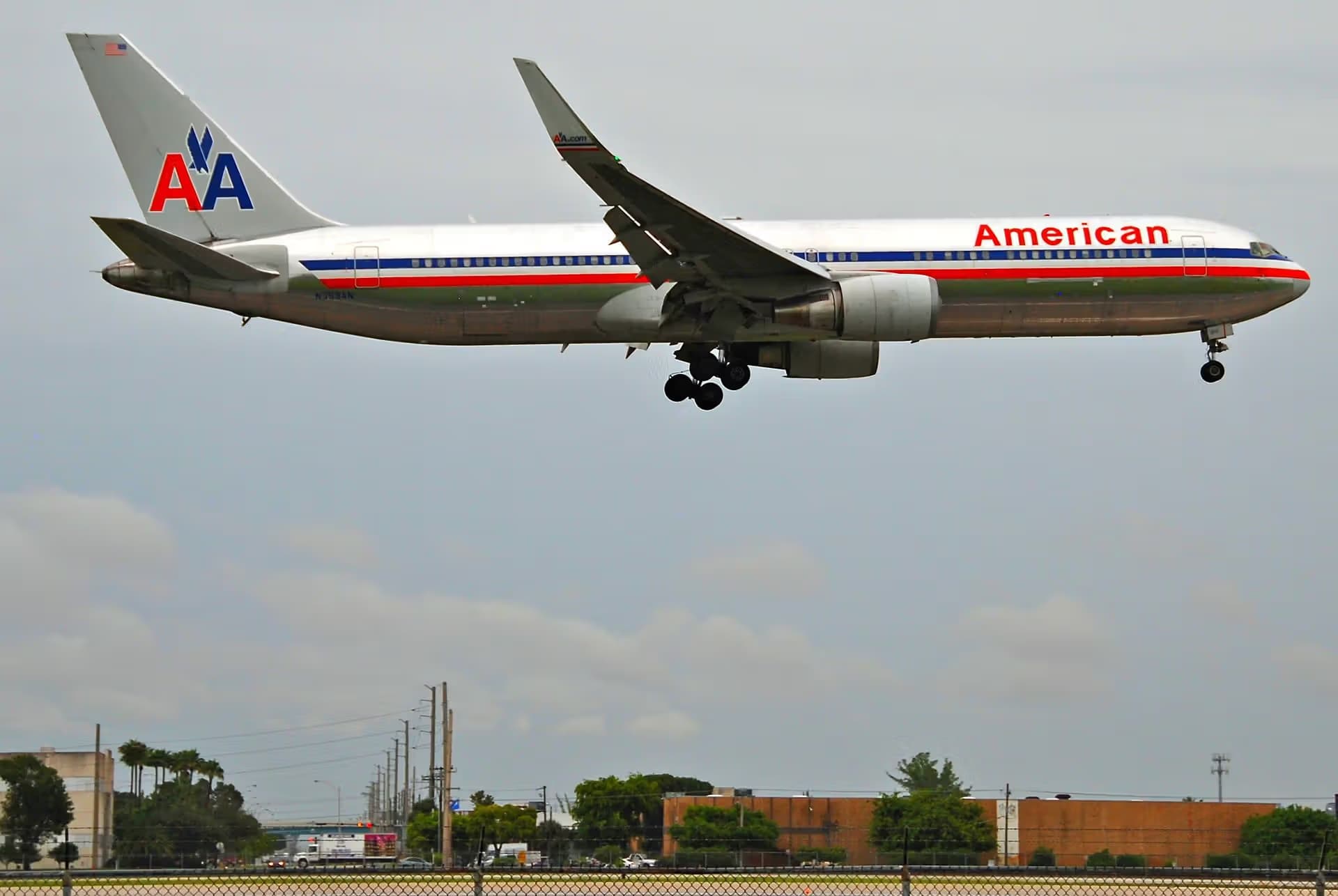 N399AN — Twin-engine aircraft