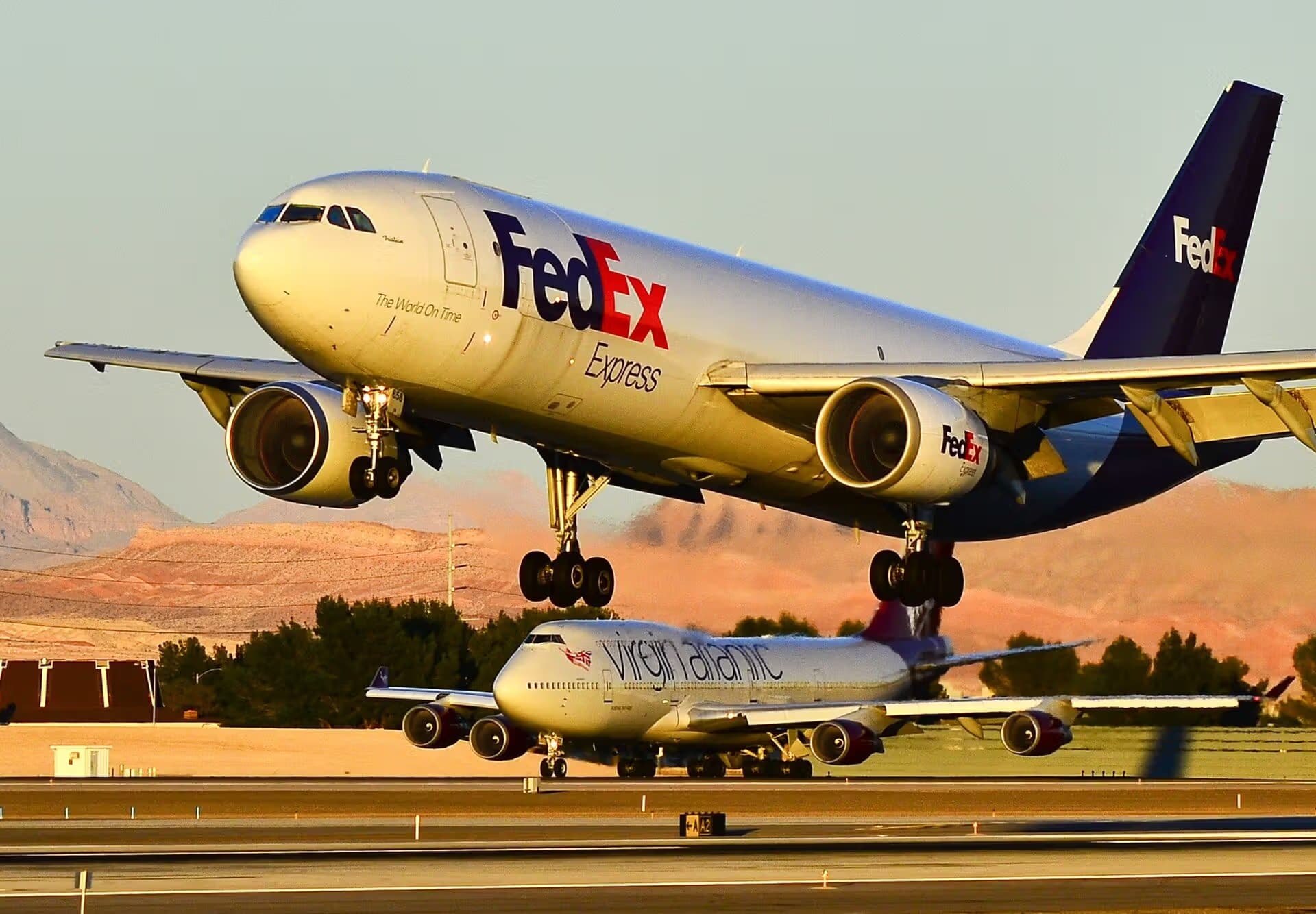 N658FE — Twin-engine aircraft