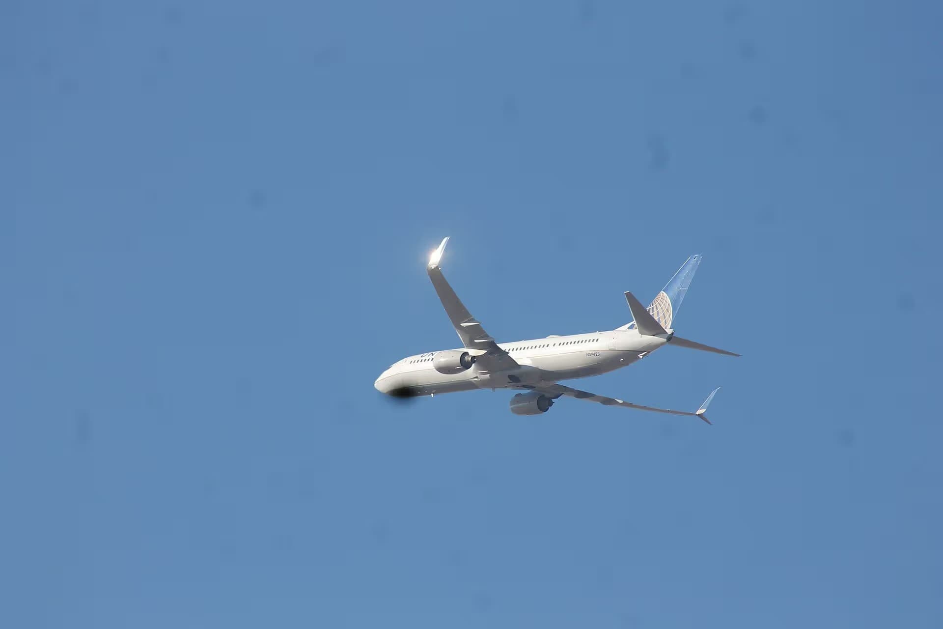 N39423 — Twin-engine aircraft