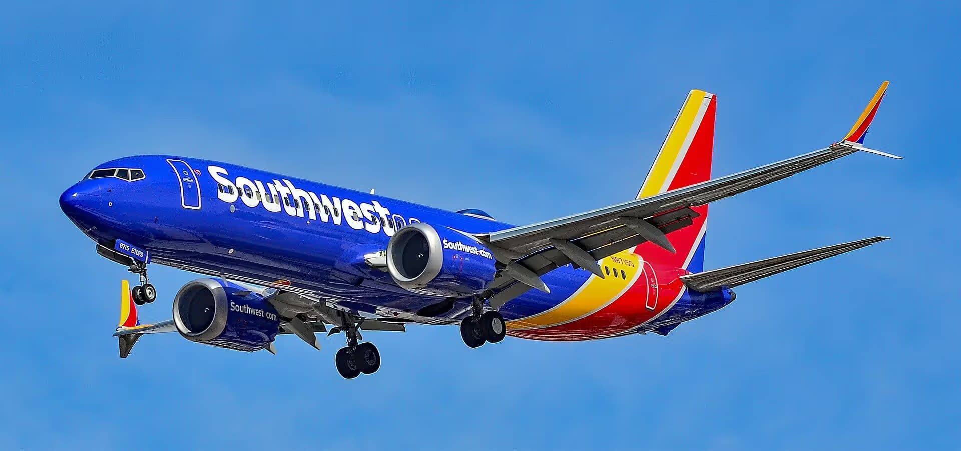 N8715Q — Twin-engine aircraft