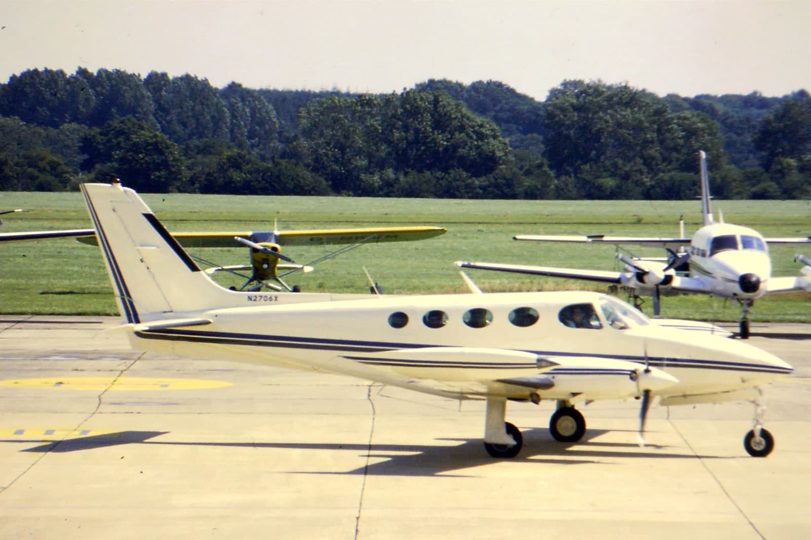 N2706X — Twin-engine aircraft