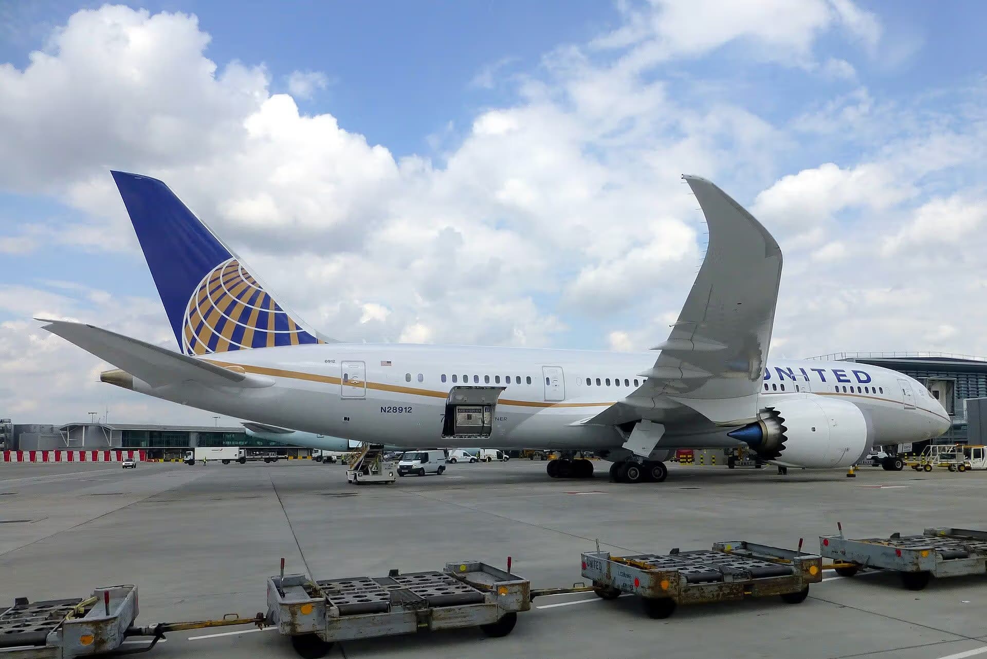 N28912 — Twin-engine aircraft