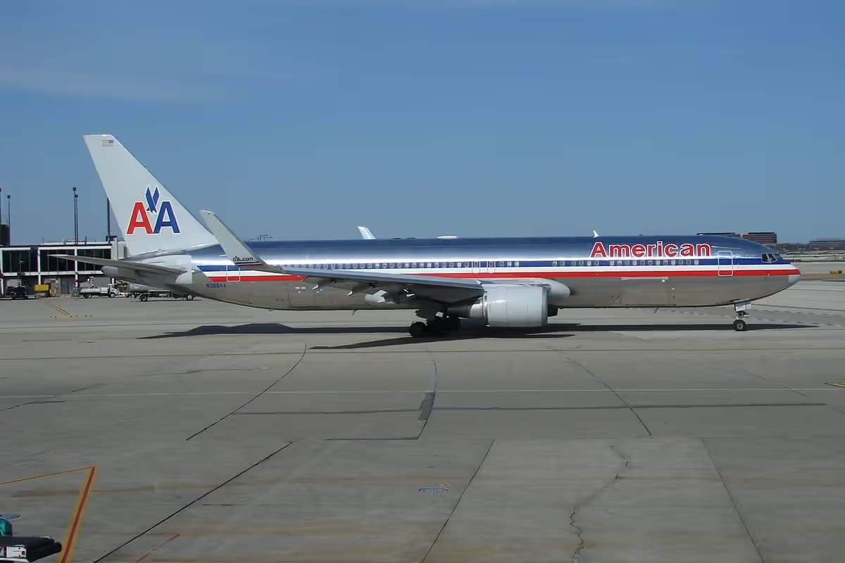 N389AA — Twin-engine aircraft