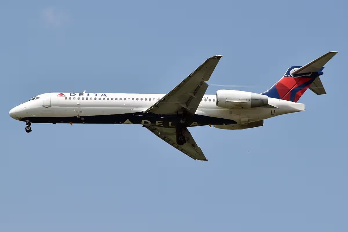 N961AT — Twin-engine aircraft
