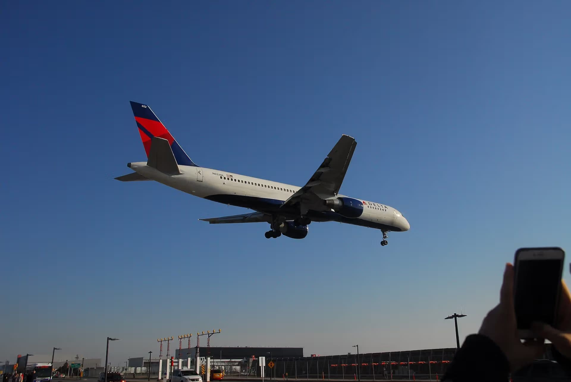 N652DL — Twin-engine aircraft