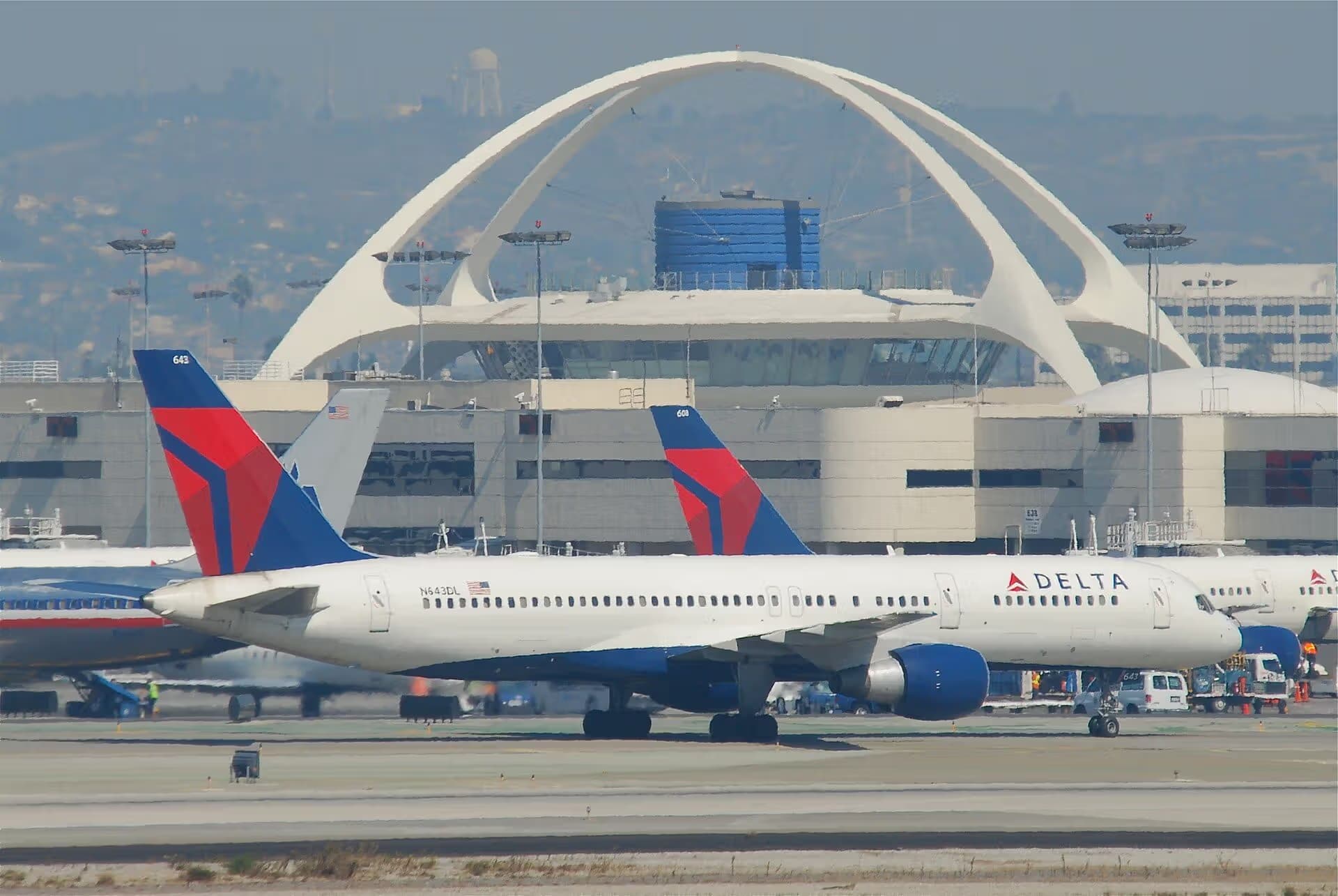 N643DL — Twin-engine aircraft