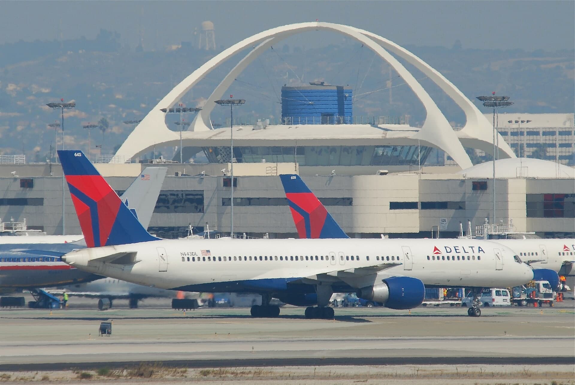 N643DL — Twin-engine aircraft