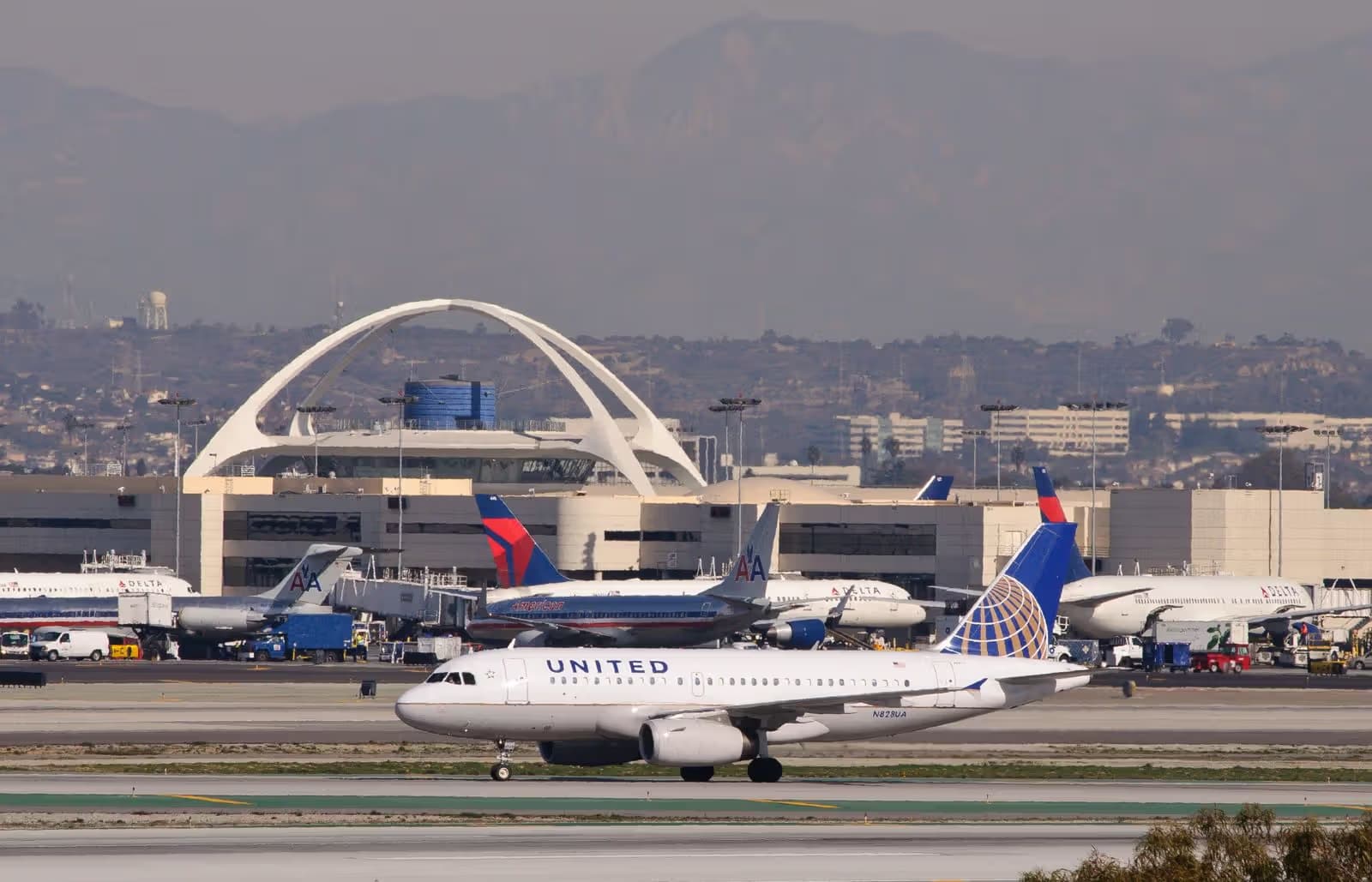 N828UA — Twin-engine aircraft