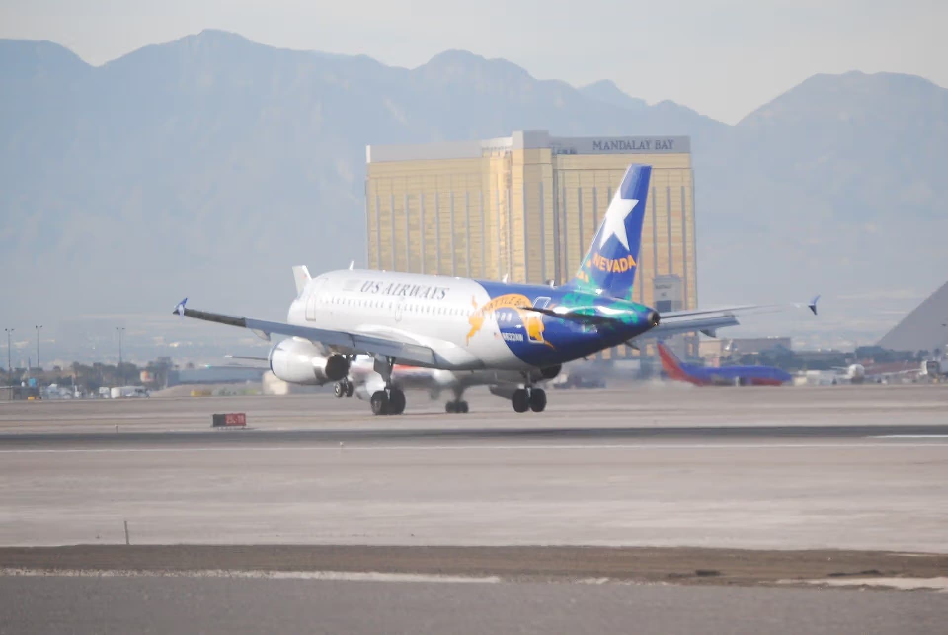 N822AW — Twin-engine aircraft