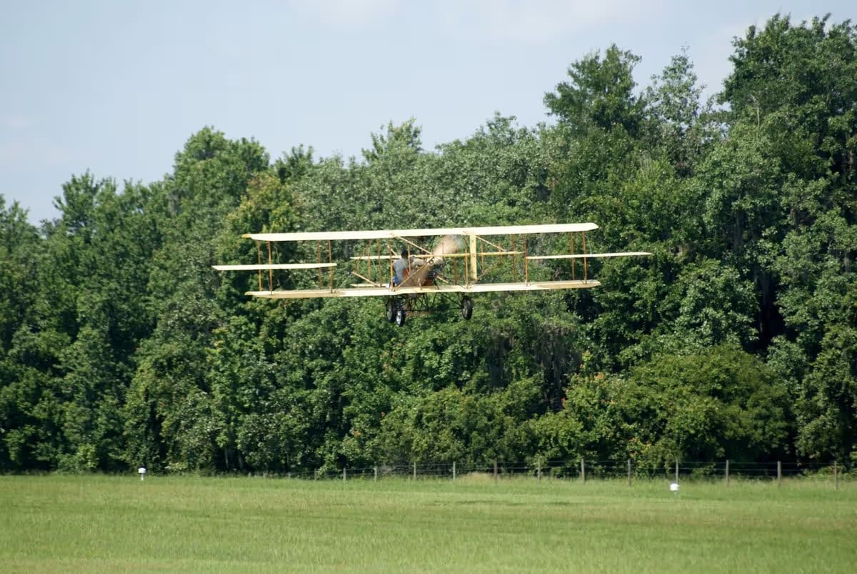 Unidentified — Single-engine aircraft