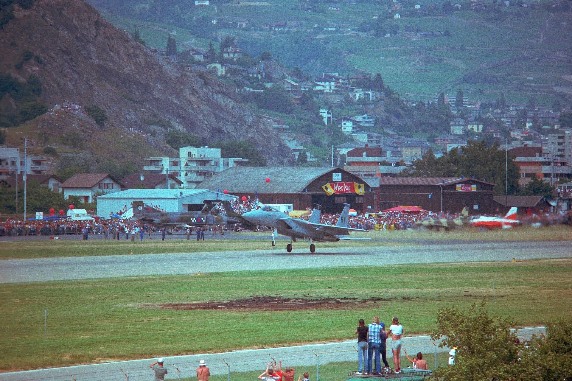 Unidentified — Twin-engine aircraft