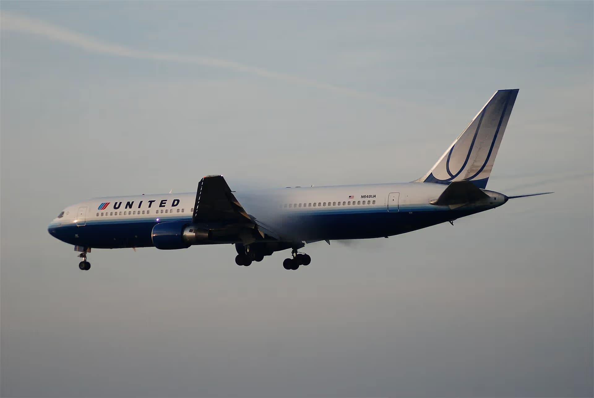 N648UA — Twin-engine aircraft