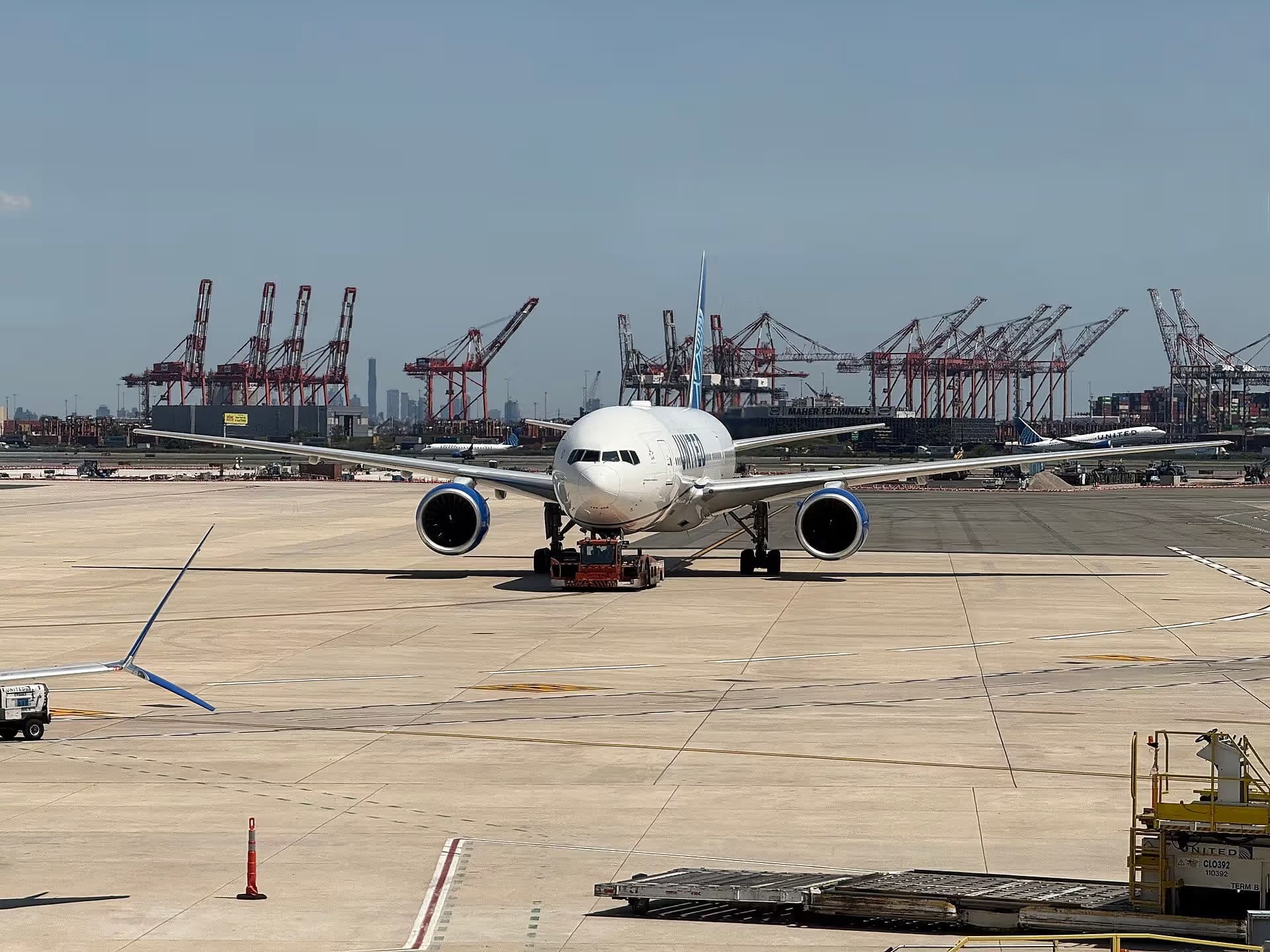 N210UA — Twin-engine aircraft at Newark Liberty International Airport