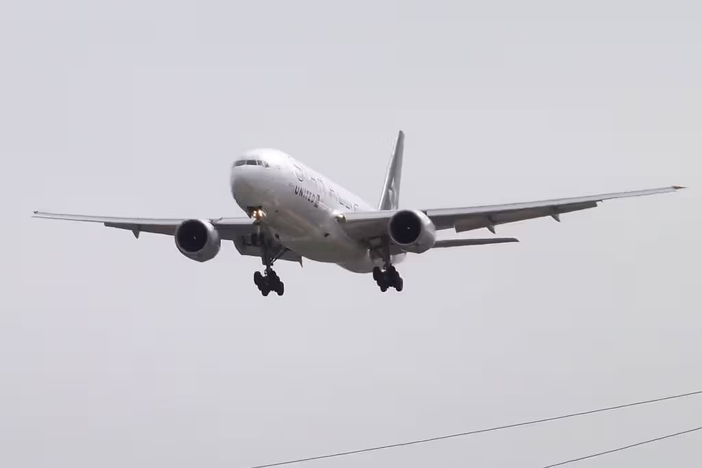 N218UA — Twin-engine aircraft