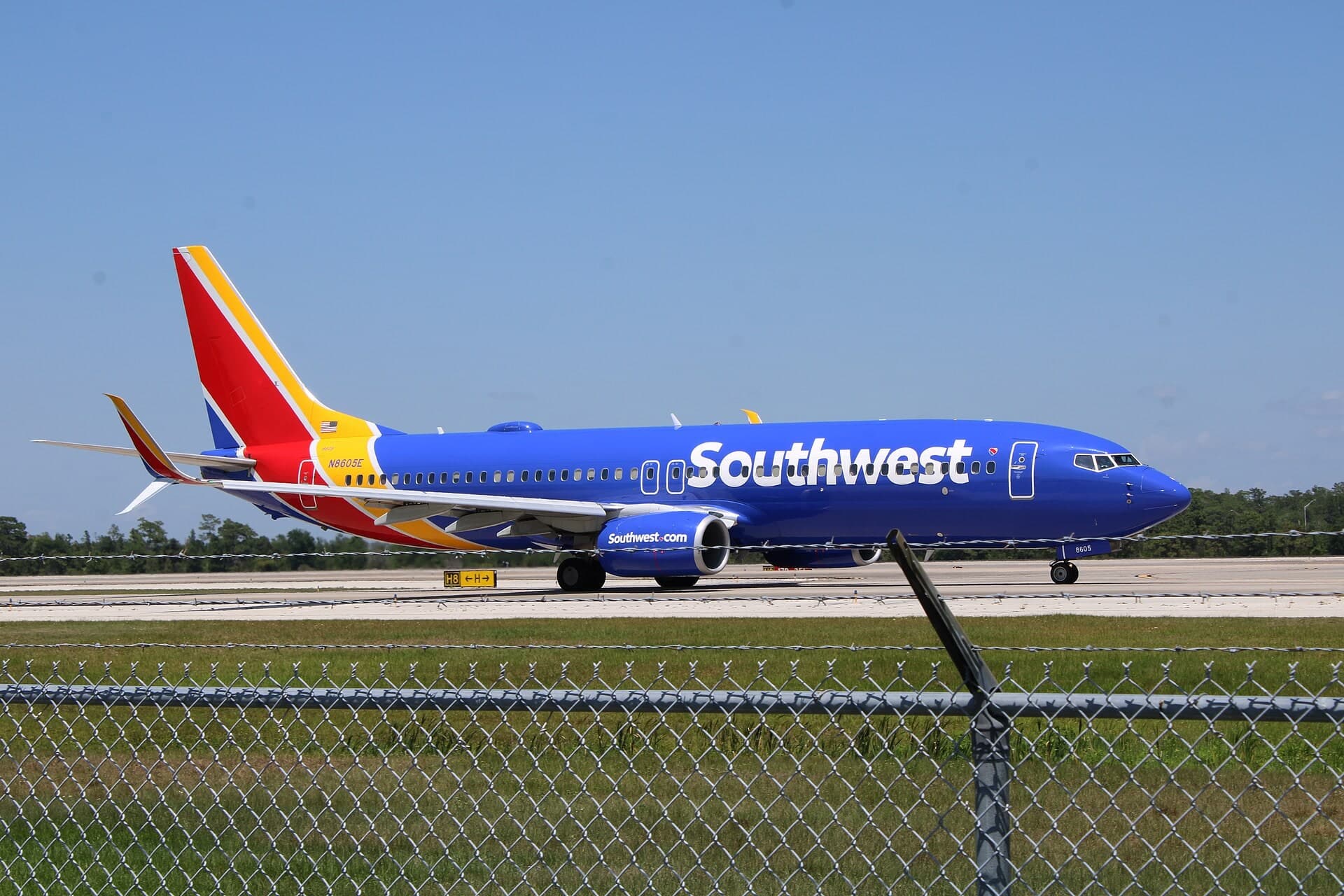 N8605E — Twin-engine aircraft