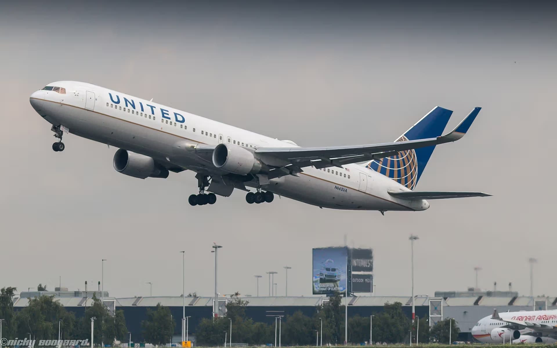 N662UA — Boeing