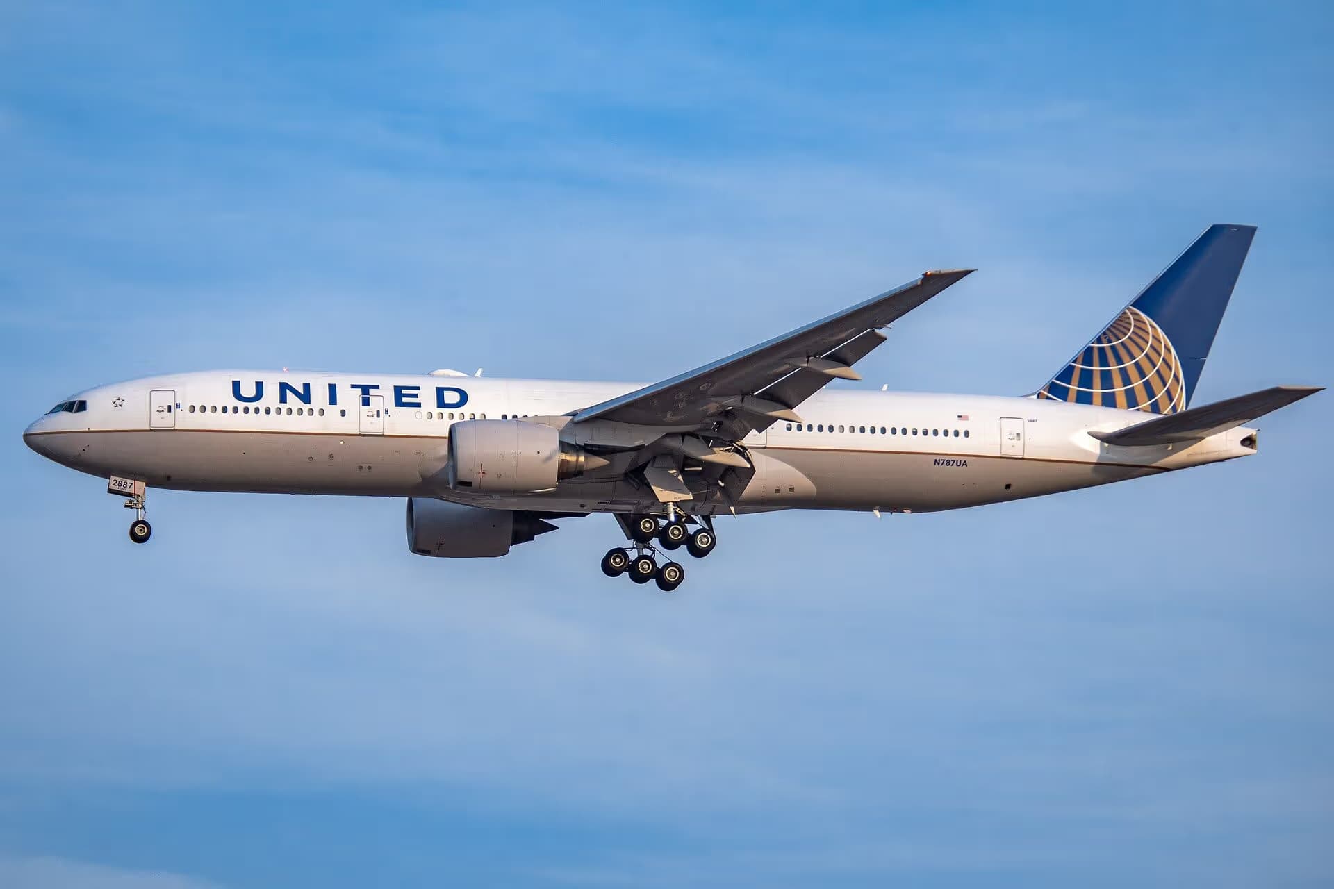 N787UA — Twin-engine aircraft