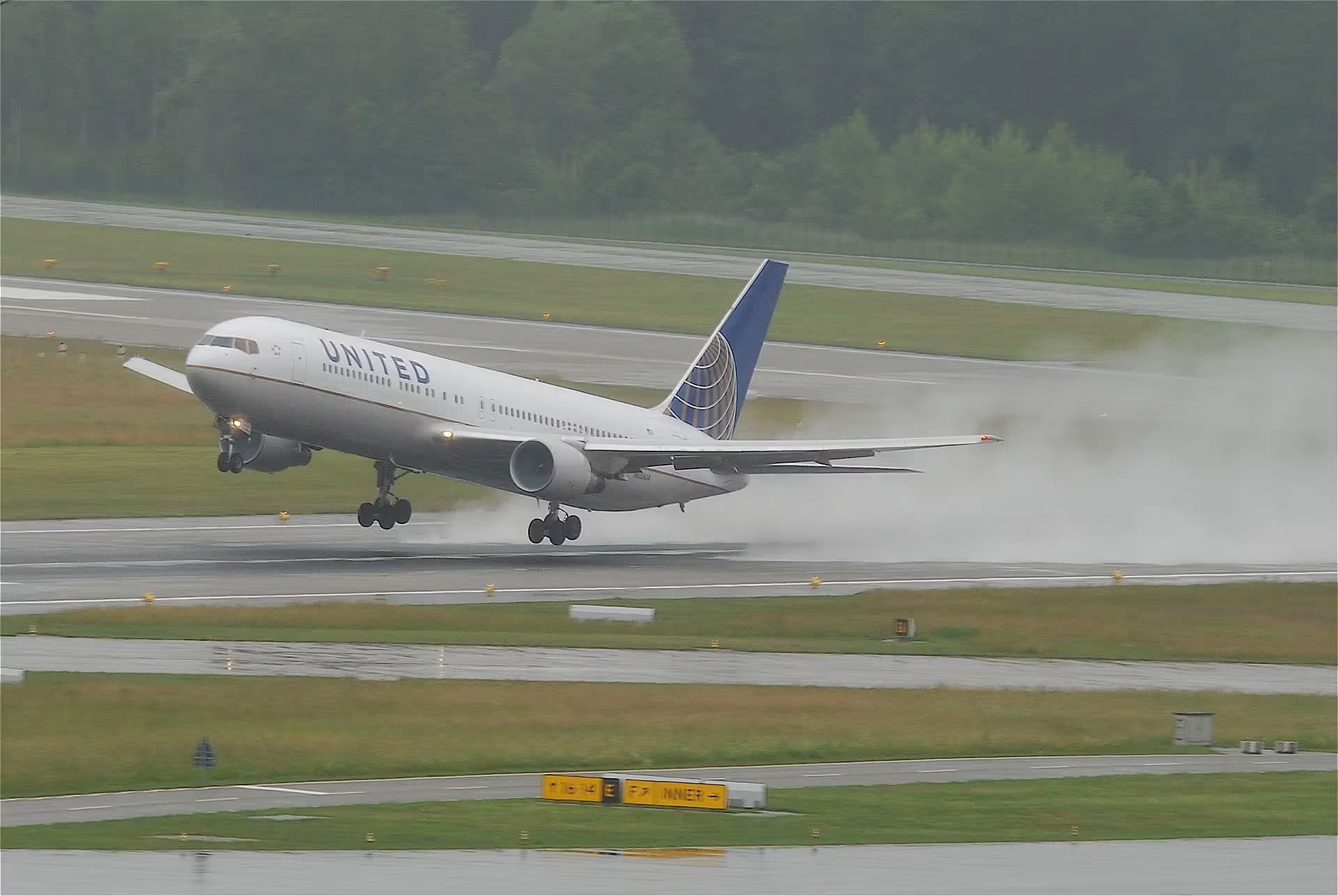 N656UA — Boeing
