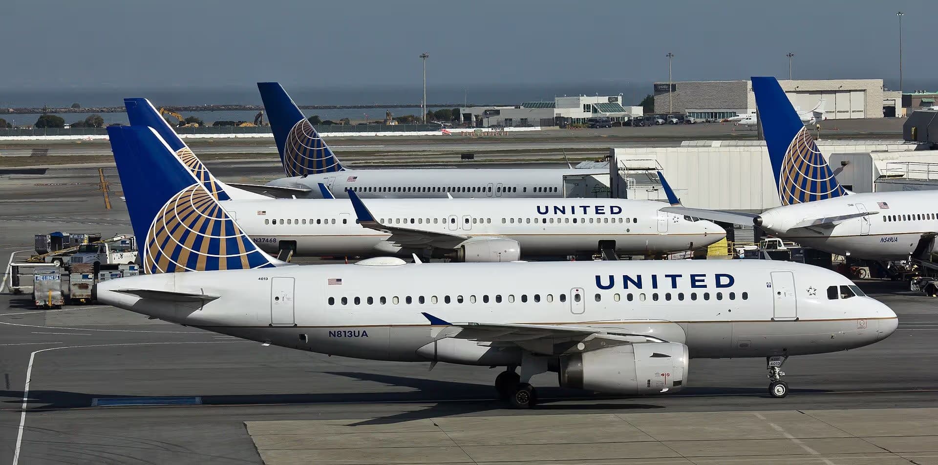 N813UA — Twin-engine aircraft