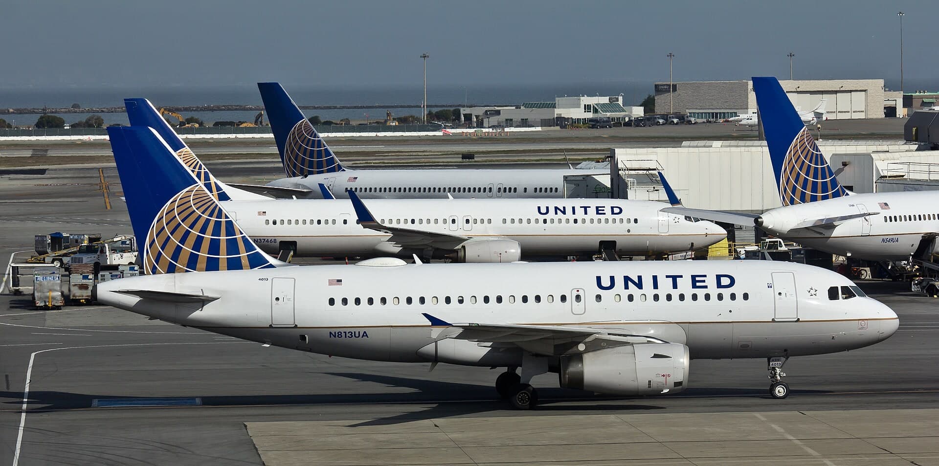 N813UA — Twin-engine aircraft