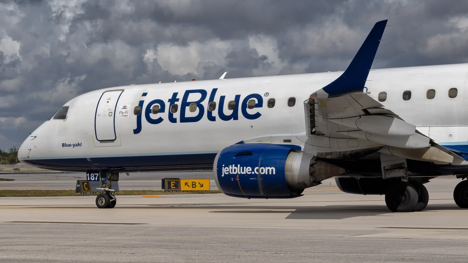 N187JB — Twin-engine aircraft