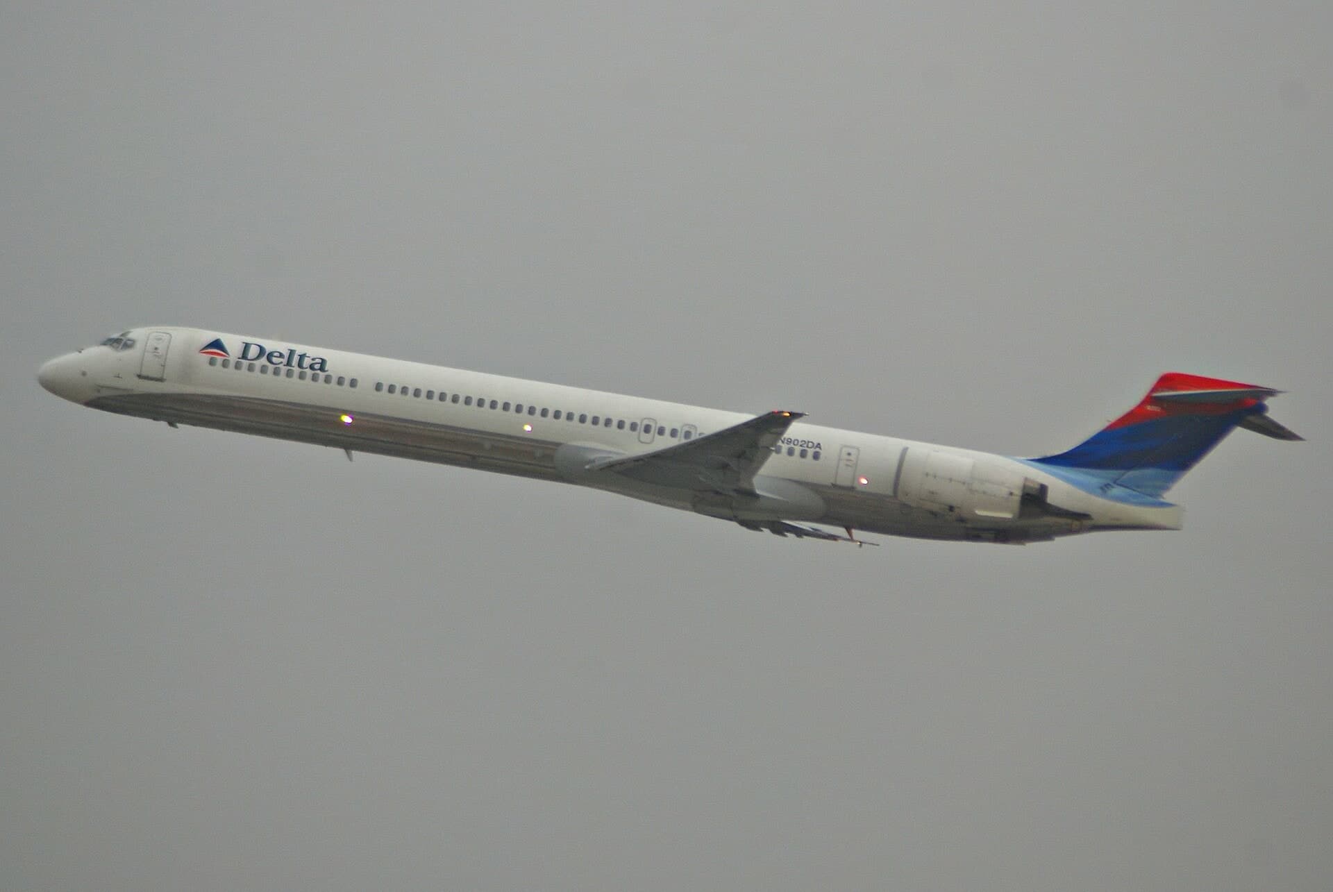 N902DA — Twin-engine aircraft