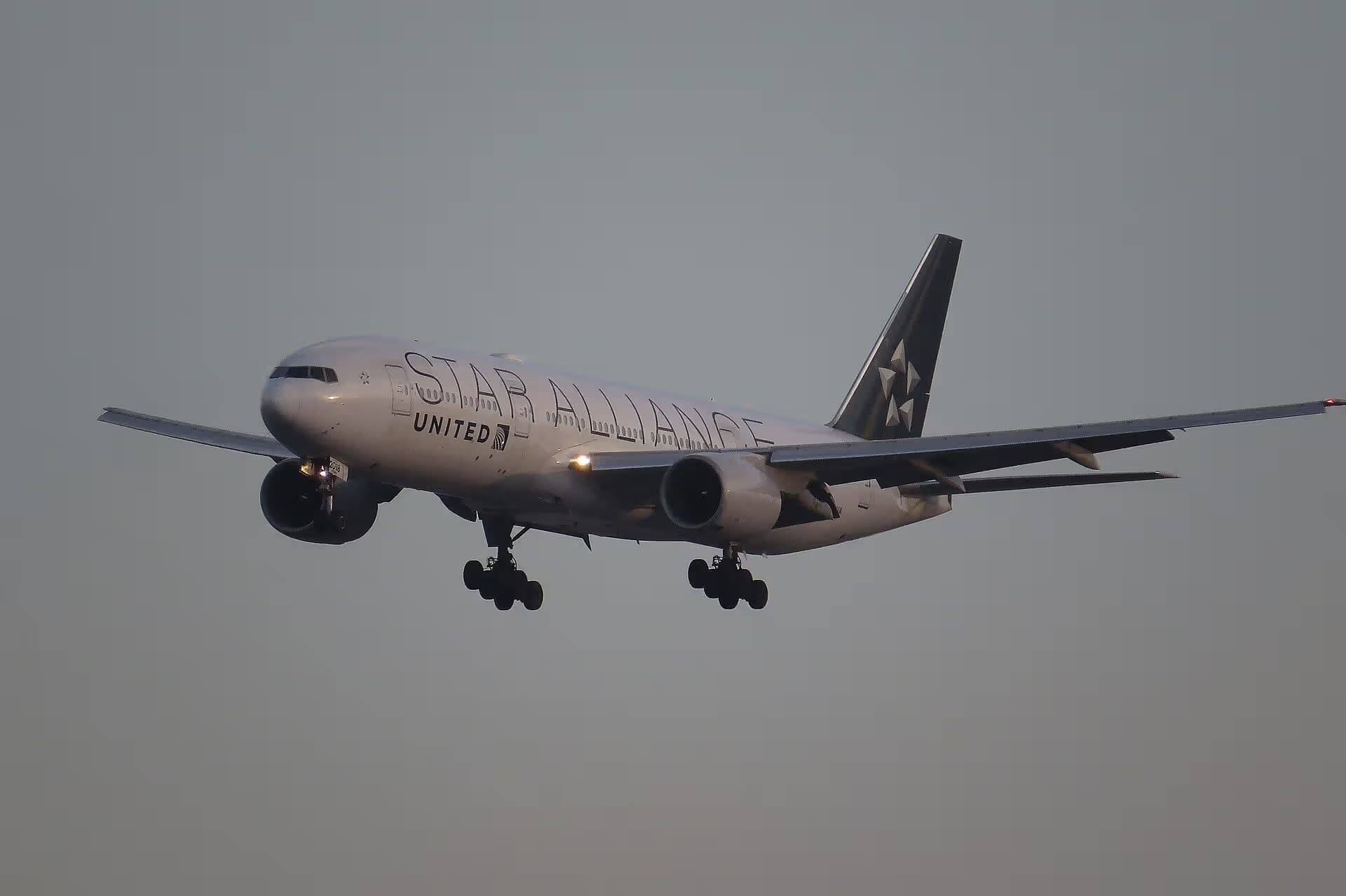 N218UA — Twin-engine aircraft