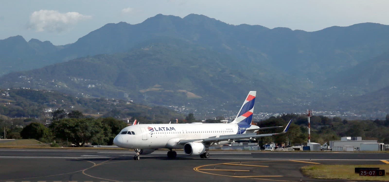 CC-BFO — Twin-engine aircraft