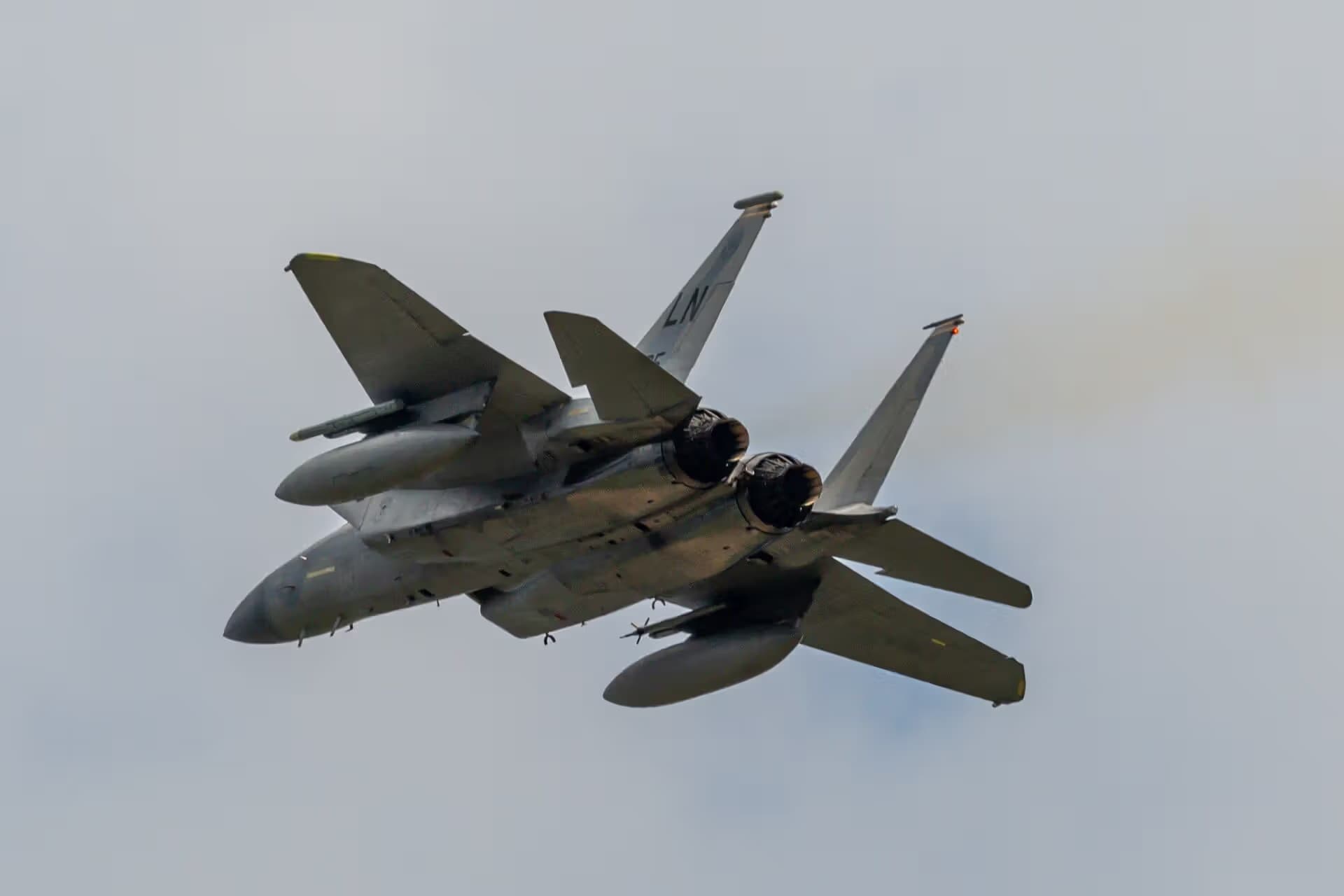 Unidentified — Twin-engine aircraft