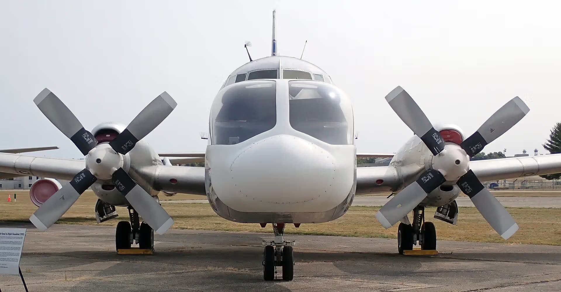 Unidentified — Twin-engine aircraft