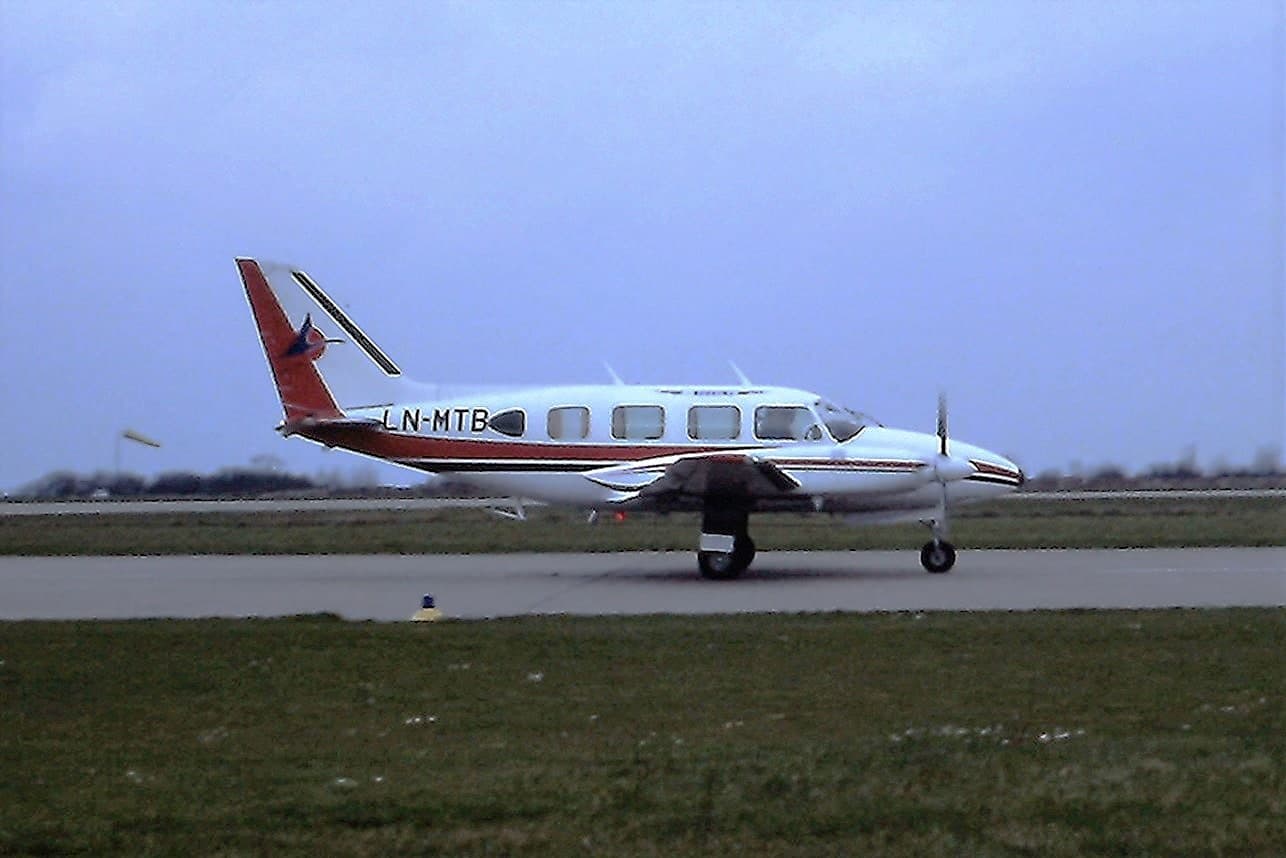 LN-MTB — Twin-engine aircraft