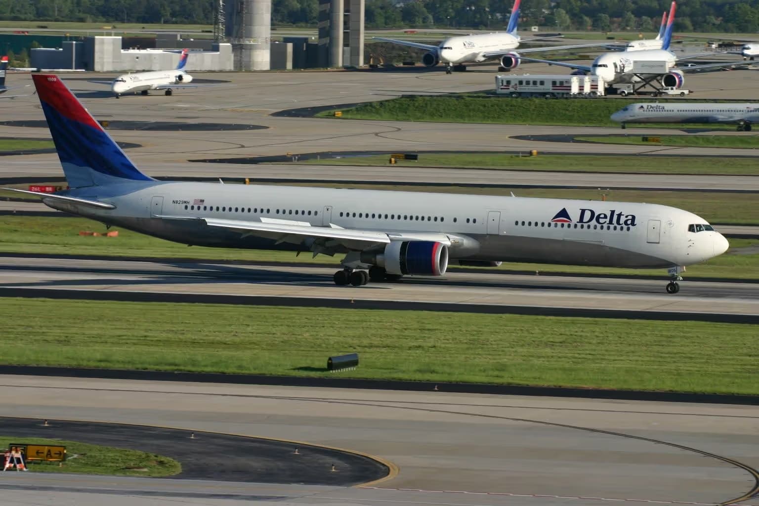 N829MH — Twin-engine aircraft