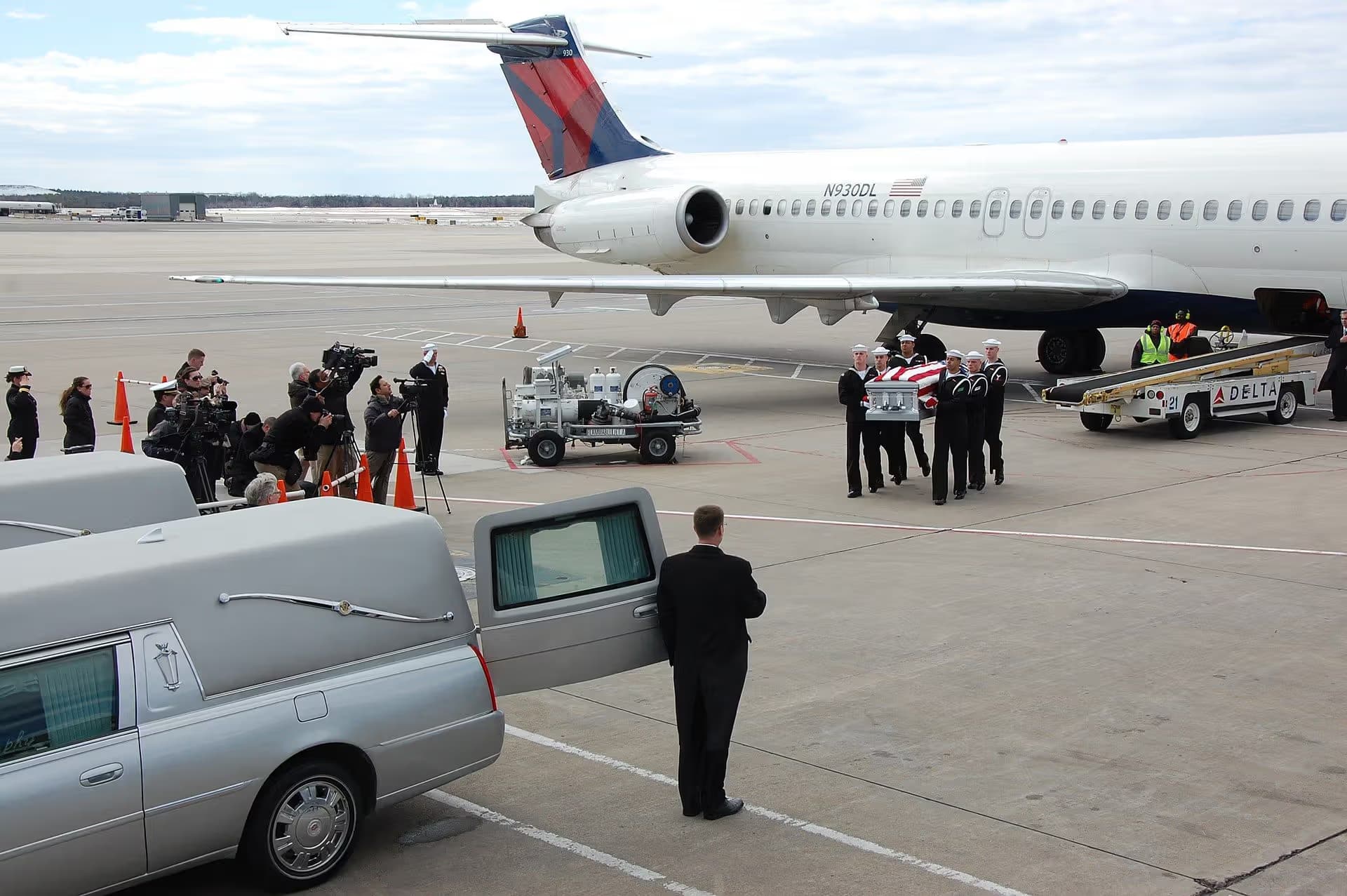 N930DL — Twin-engine aircraft at Washington Dulles International Airport