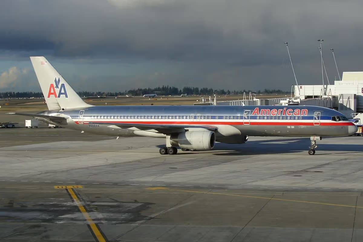 N652AA — Twin-engine aircraft