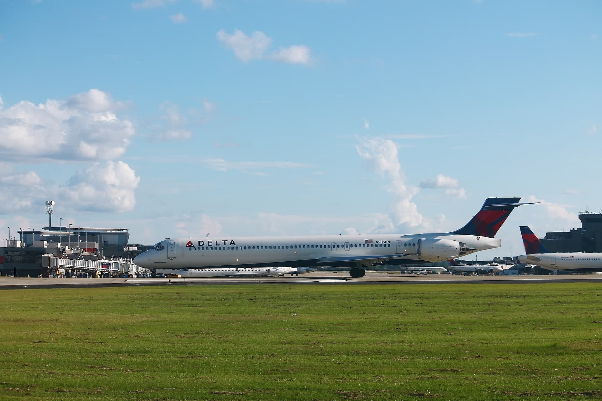 N935DN — Twin-engine aircraft