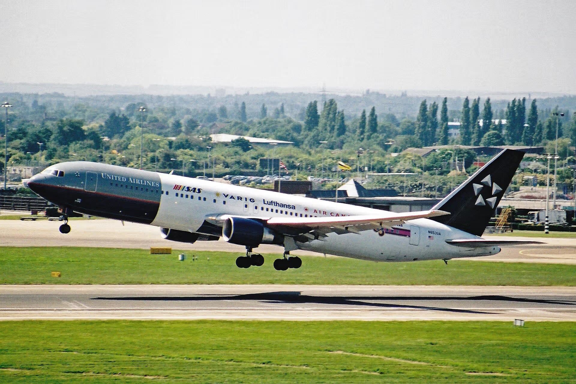 N653UA — Twin-engine aircraft