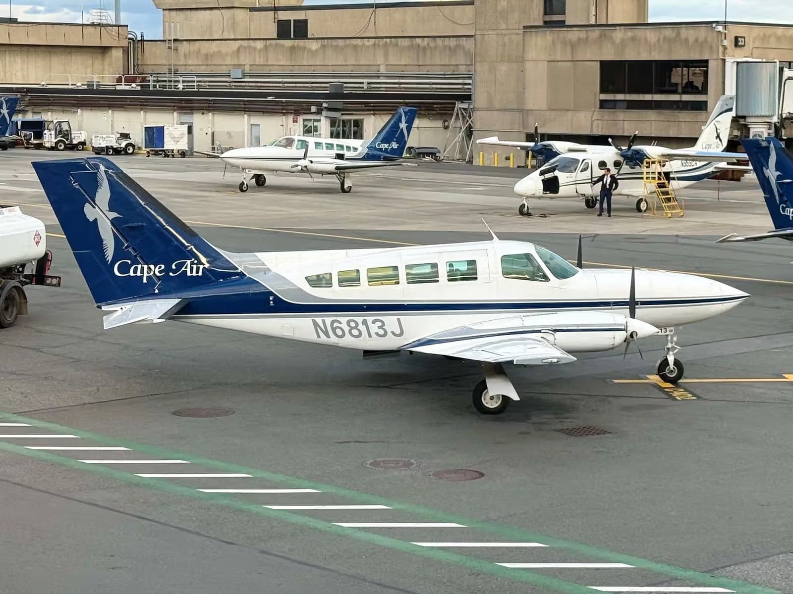 N6813J — Twin-engine aircraft