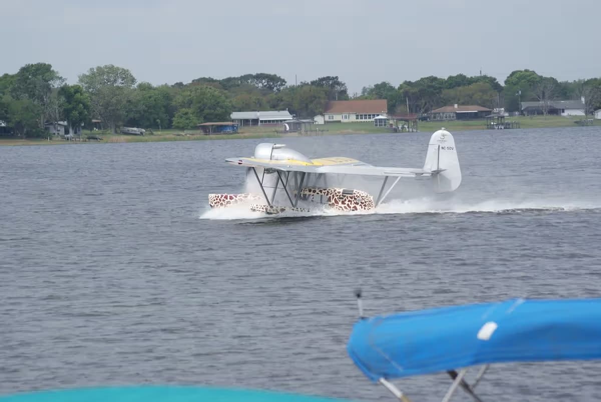 Unidentified — Single-engine aircraft