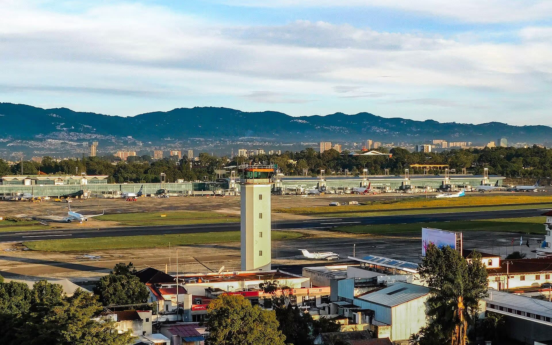 N886NN — Aircraft at La Aurora International Airport