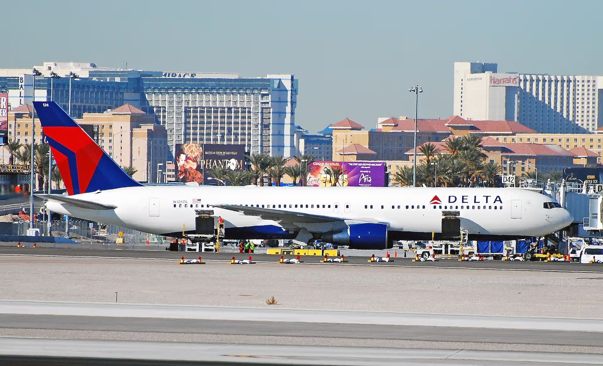 N126DL — Twin-engine aircraft