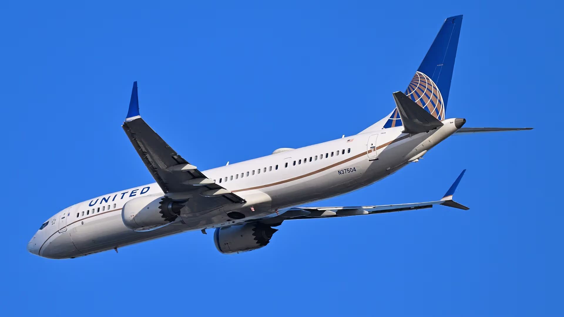 N37504 — Twin-engine aircraft