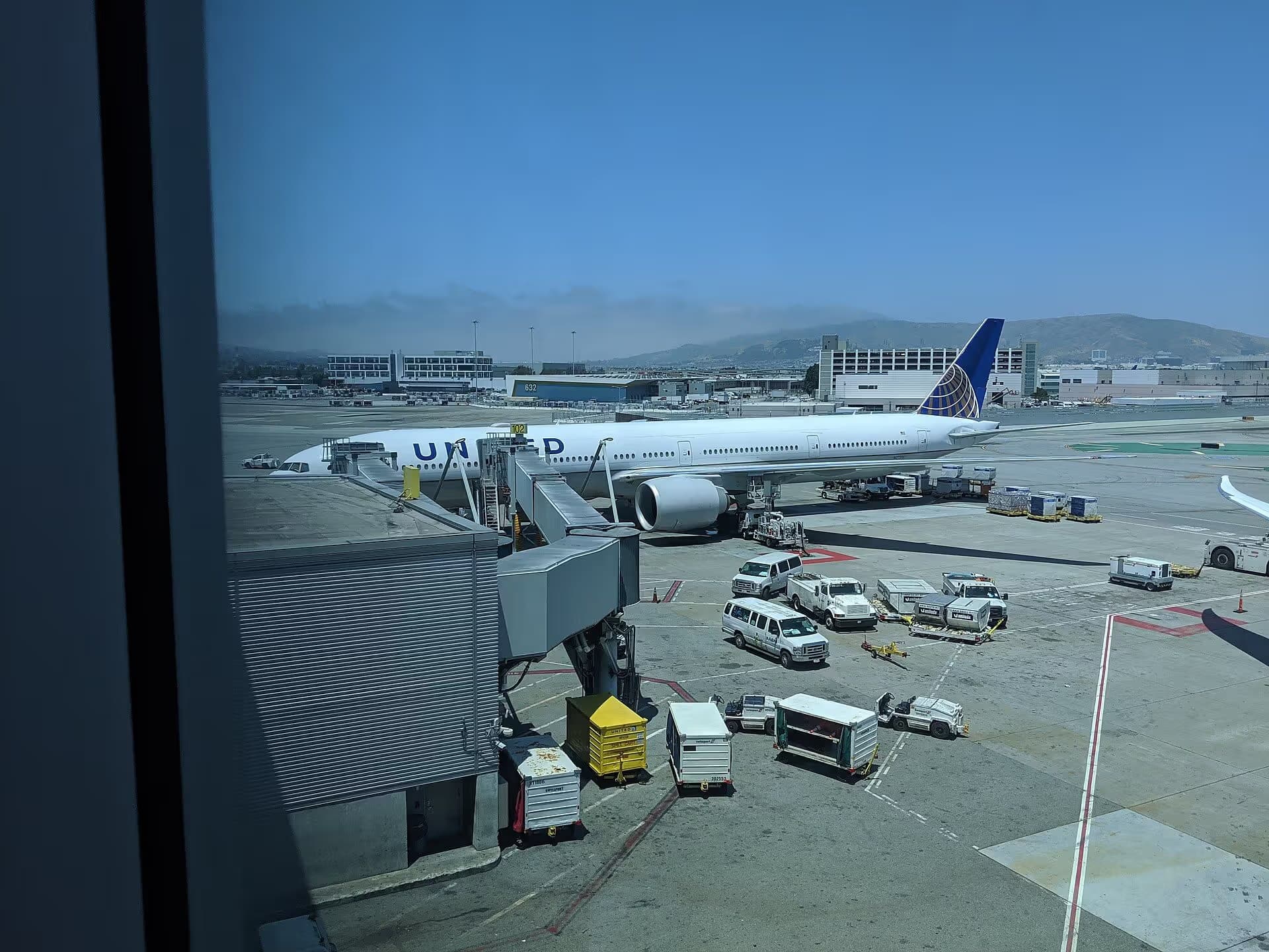 N2737U — Twin-engine aircraft
