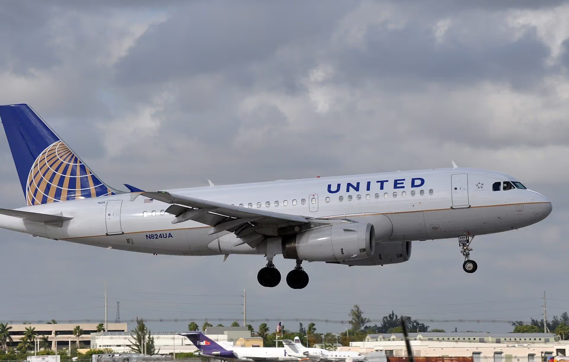 N824UA — Airbus