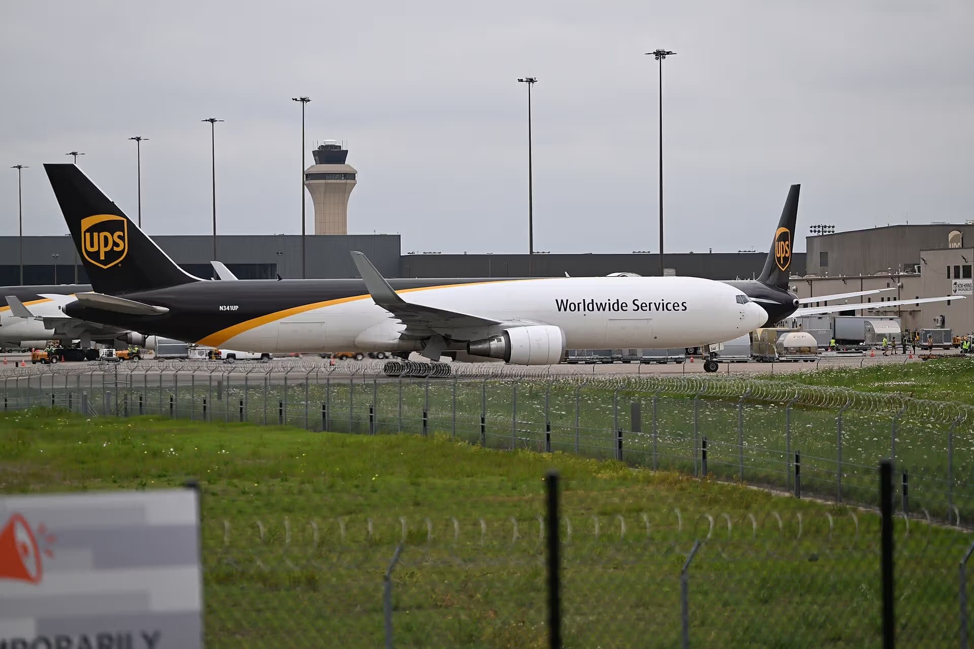 N341UP — Twin-engine aircraft