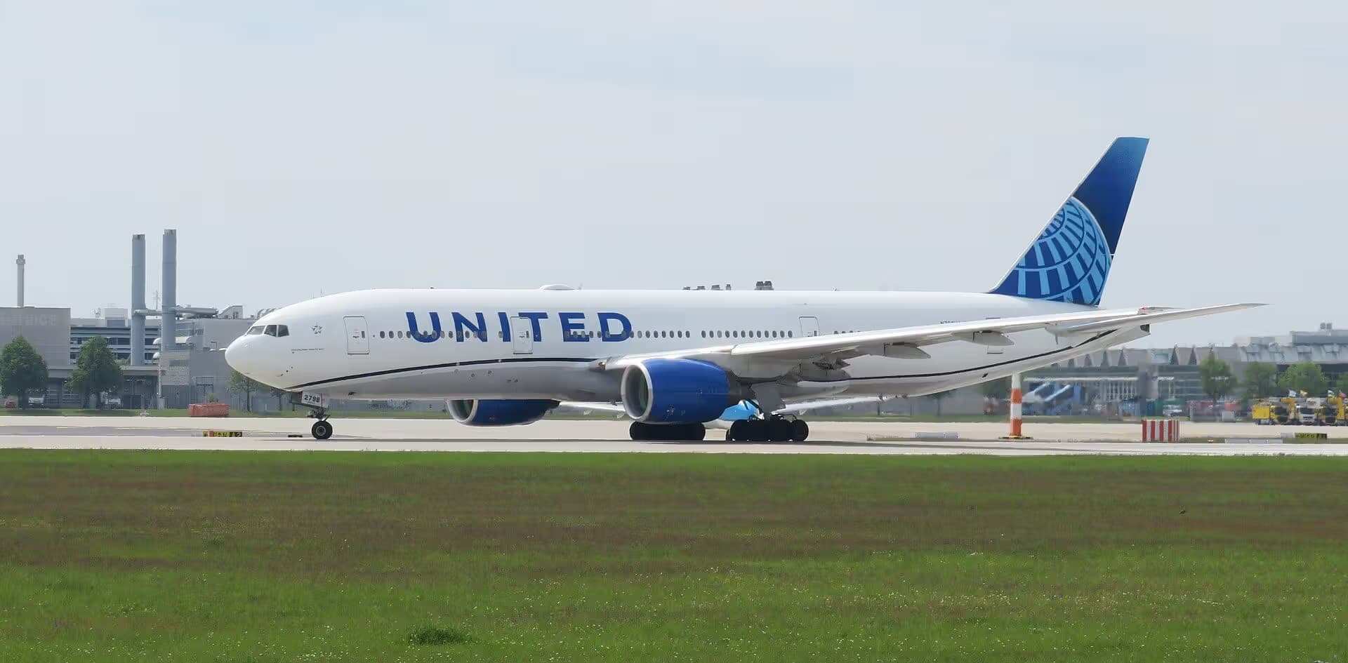 N798UA — Twin-engine aircraft