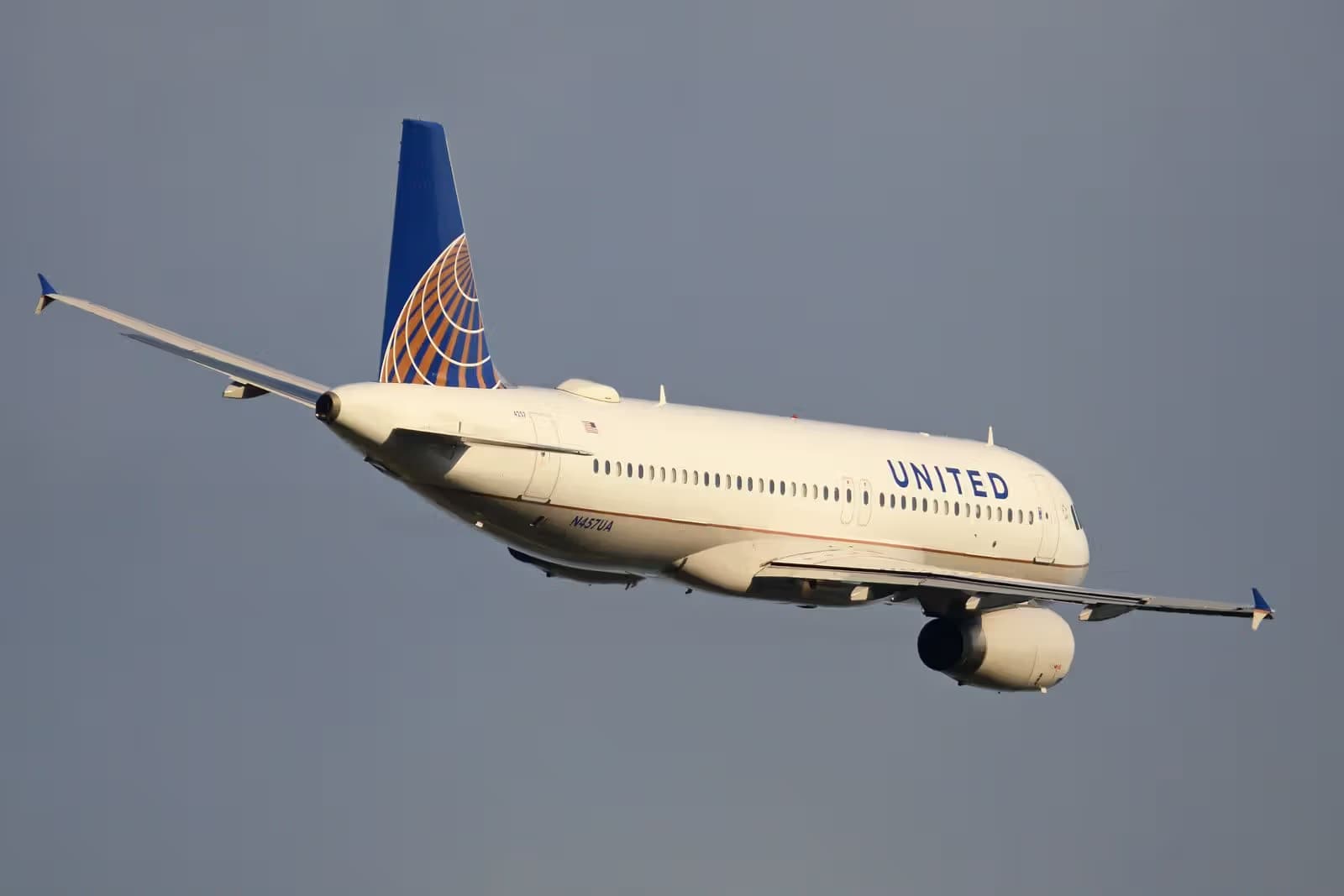 N457UA — Twin-engine aircraft